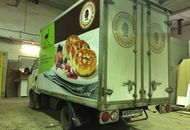 Перебрендирование машин для доставки заказов компаний Шоколадница и Ваби Саби — вид 3
