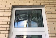 ​Накатка логотипа из пленки на стекло над входом в «Face Smile Center» — вид 1