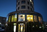 Металлические световые буквы для Центра Красоты и Здоровья Бест — вид издалека 2