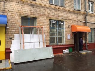 Демонтаж вывески магазина «Доброта» на улице Симоновский Вал