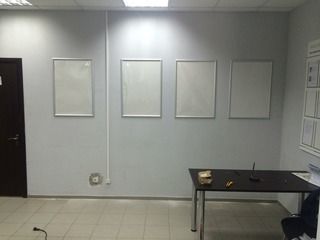 Изготовление и монтаж табличек с «клик-профилем» для офиса