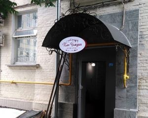 Изготовление световой объемной вывески на подвесах и таблички из ПВХ для бутик-отеля «Пан Чемодан»